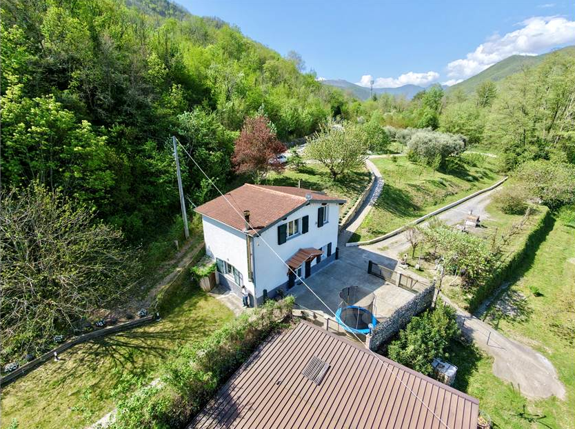 Fully renovated detached house with swimming pool, 9,000 sqm of garden