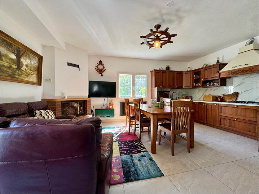 Fully renovated detached house with swimming pool, 9,000 sqm of garden