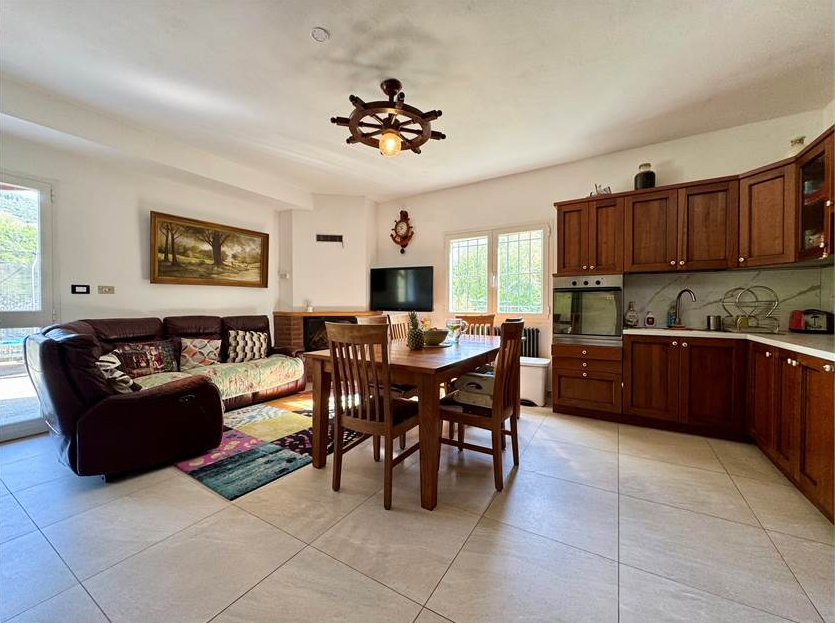 Fully renovated detached house with swimming pool, 9,000 sqm of garden