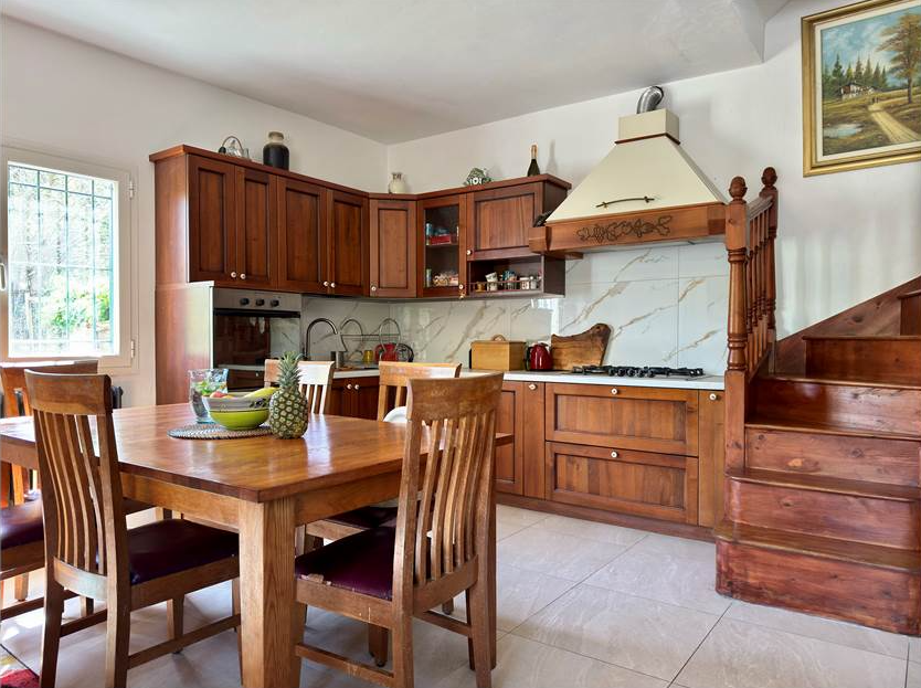 Fully renovated detached house with swimming pool, 9,000 sqm of garden