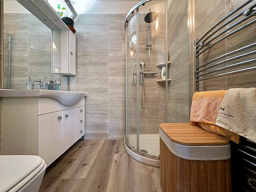 Fully renovated detached house with swimming pool, 9,000 sqm of garden