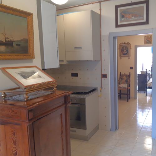 Rif. 1667 – Rapallo – Centro Storico – Bilocale situato al terzo piano di un elegante palazzo nel cuore del centro stori