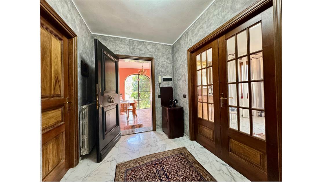 Villa with 8000 sq mt of land and private sauna with pool