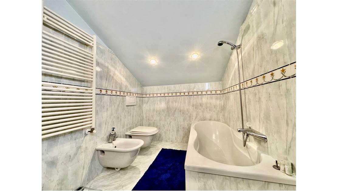 Villa with 8000 sq mt of land and private sauna with pool