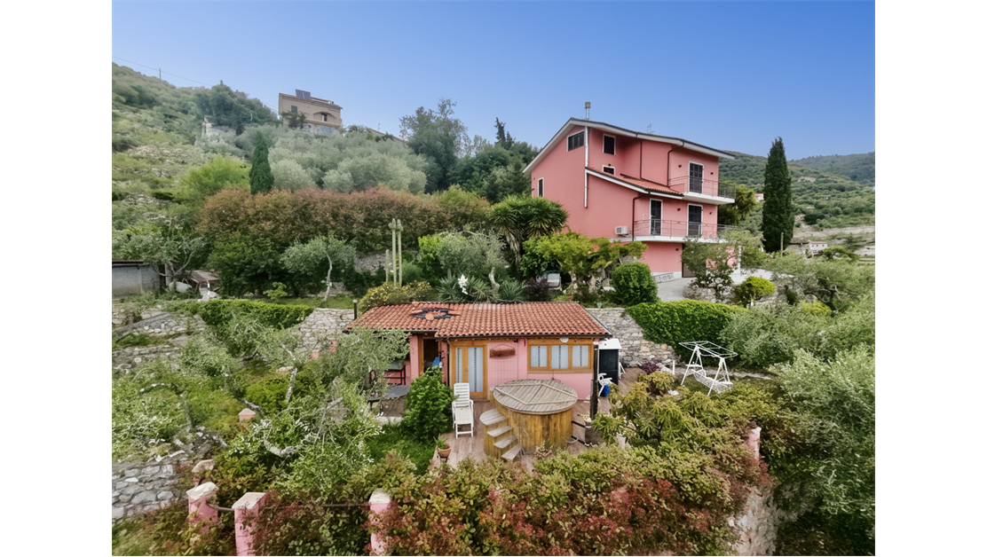 Villa with 8000 sq mt of land and private sauna with pool