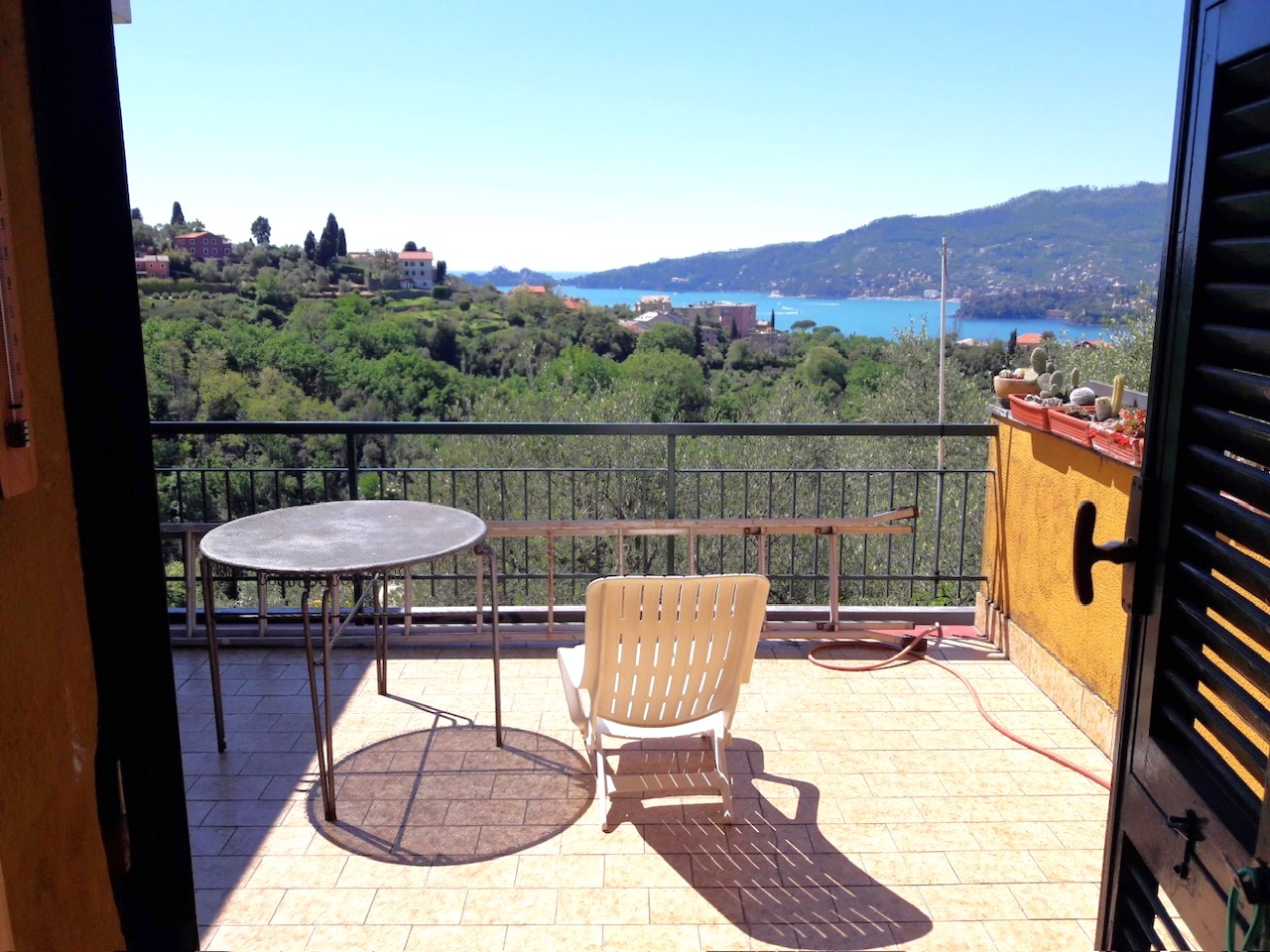 Penthouse with sea view in a two-family villa with independent entrance in Rapallo, Zoagli