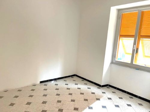Apartment of 140 sqm near the sea with garden and terrace for sale in Lavagna in the Liguria region, Italy. The propert